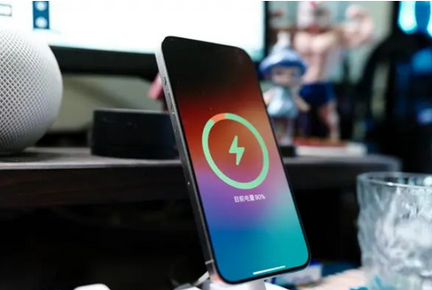 临夏苹果15换屏服务分享用什么充电器给iPhone15充电更好 